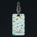 男の子かわいい青い恐竜のパターン名キッズ ラゲッジタグ<br><div class="desc">この可愛モダンい子供の荷物タグは、Tレックス、ステゴサウルス、ジュラ紀ジャングル植物と恐竜の漫画パターンを備え、男の子の名前と詳細と一緒にパーソナライズされたすることができる連絡。あなたのベビー、幼児、または子供の最初の旅行のための完璧な青い恐竜をテーマにした贈り物。一致するパスポートのケースのコレクションをチェック。</div>