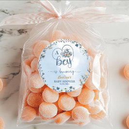 男の子が紅茶を醸造しているパーティー男の子のシャワー青 ラウンドシール