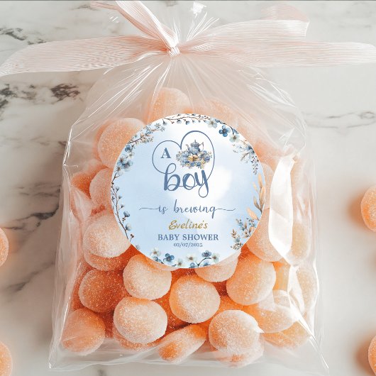 男の子が紅茶を醸造しているパーティー男の子のシャワー青 ラウンドシール