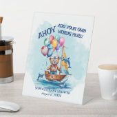 男の子が自分の航海の言葉を加える 台座サイン (インサイチュ)