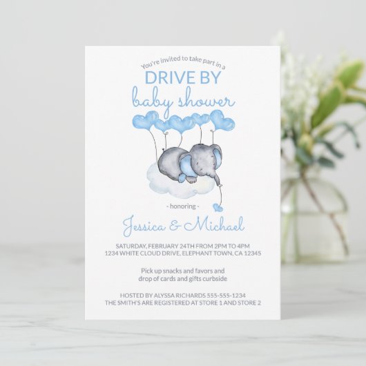 男の子が雲の上で赤ちゃんシャワーブルーエレファントでドライブ 招待状 (スタンド正面)