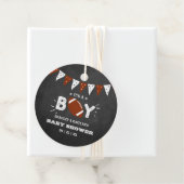 男の子だ！サッカーをテーマにした共同ベビーシャワー フェイバータグ (インサイチュ)