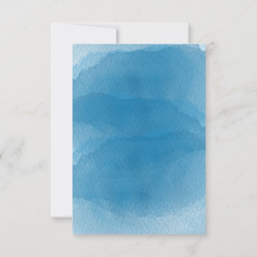 男の子だ!ベビーシャワーブルーウォーターカラー抽象芸術 招待状 (裏面)