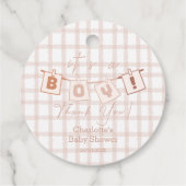 男の子だ！可愛い茶色のギンガムノート赤ちゃんシャワー フェイバータグ (裏面)