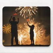 男の子とパパ（旗と花火） マウスパッド (正面)