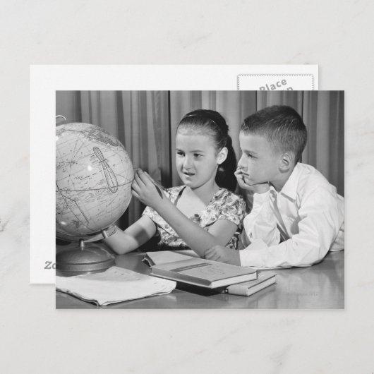 男の子と女の子が見る地球 ポストカード (正面/裏面)