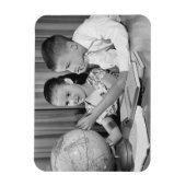 男の子と女の子が見る地球 マグネット (縦)