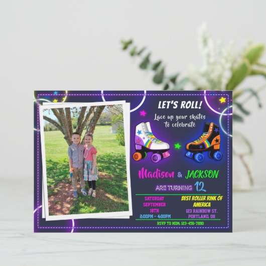 男の子と女の子の写真のためのローラー誕生日の招待 招待状 (スタンド正面)