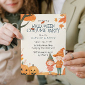 男の子と女の子オレンジハロウィーンの衣装パーティー 招待状