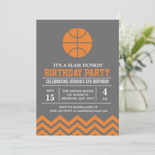 男の子のためのカスタムなBasketbalの誕生日のパーティの招待状 招待状 (スタンド正面)
