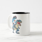 男の子のためのサメ乗り恐竜の海賊シャツ ツートーンマグカップ (正面左)