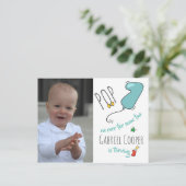 男の子のカラフルな手描きの最初誕生日の気球 案内ポストカード (スタンド正面)