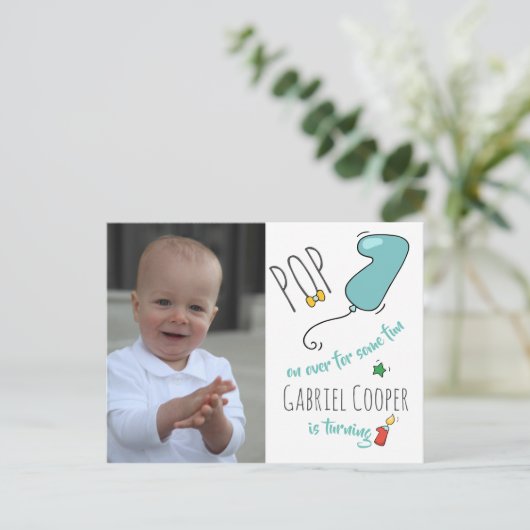 男の子のカラフルな手描きの最初誕生日の気球 案内ポストカード (スタンド正面)