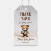 男の子のクマベアリーウェイトアメリカンフットボールベイビーシャワー ギフトタグ (正面)