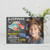 男の子のスリーポバーフォトゲームピザ誕生日 招待状 (スタンド正面)