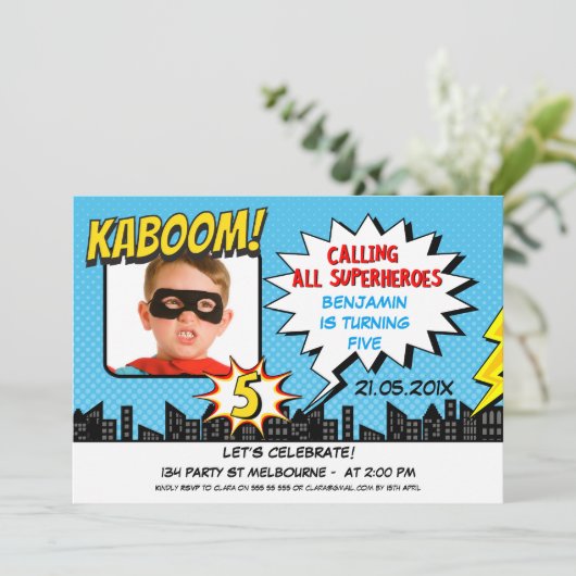 男の子のスーパーヒーローの写真の第5誕生日の招待状 招待状 (スタンド正面)