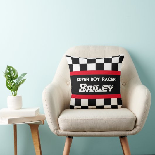 男の子のレーサーの赤く黒いチェック模様の旗の名前の枕 クッション (椅子)