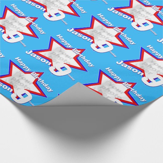 男の子の一流の年齢はあなたの写真の星パターンを加えます ラッピングペーパー (角)