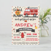 男の子の個人的な現代的な消防士パーティーの誕生日 招待状 (スタンド正面)