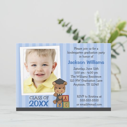 男の子の写真の卒業くまの青い縞 招待状 (スタンド正面)