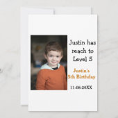 男の子の写真の名前の日付で5歳の誕生日ゲモダンーム 招待状 (裏面)