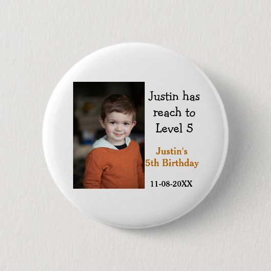 男の子の写真の名前の日付で5歳の誕生日ゲモダンーム 缶バッジ (正面)