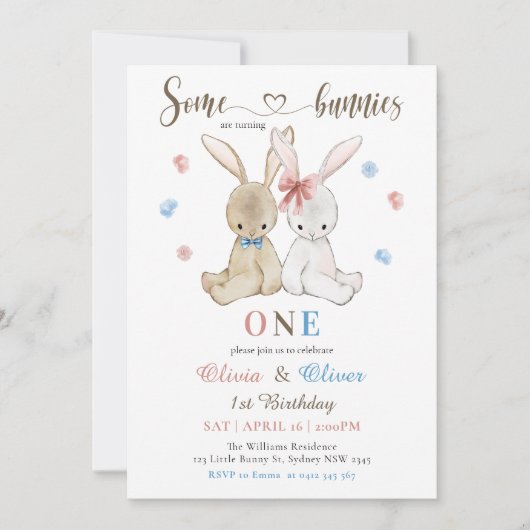 男の子の双子いくつかのbunnies 1st誕生日 招待状 (正面)