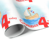 男の子の名前によって絵を描かれる帆ボートの年齢4つの誕生日の覆い ラッピングペーパー (ロールコーナー)