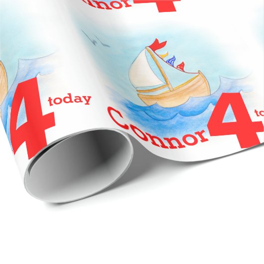 男の子の名前によって絵を描かれる帆ボートの年齢4つの誕生日の覆い ラッピングペーパー (ロールコーナー)