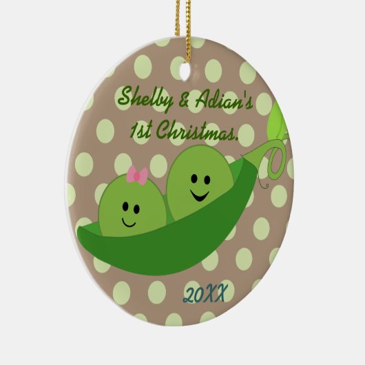 男の子の女の子は初めてのクリスマスのオーナメントを結び付けます セラミックオーナメント (右)