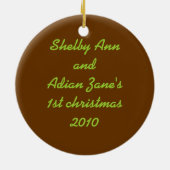 男の子の女の子は初めてのクリスマスのオーナメントを結び付けます セラミックオーナメント (裏面)