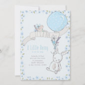 男の子の小さなバニーと青いバルーン妊娠だ 案内状 (正面)