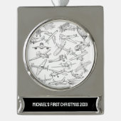 男の子の最初のクリスマス 手描き飛行機 航空  シルバープレートバナーオーナメント (正面)