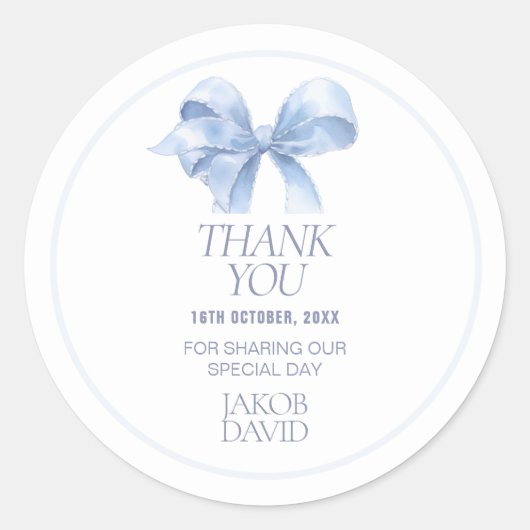 男の子の洗礼感謝ステッカー – 青いリボン ラウンドシール (正面)