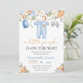 男の子の秋服の小さなかぼちゃの赤ちゃんシャワー 招待状 (スタンド正面)