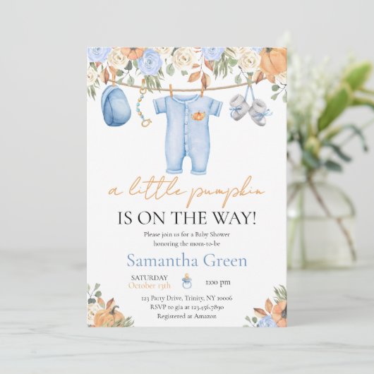 男の子の秋服の小さなかぼちゃの赤ちゃんシャワー 招待状 (スタンド正面)