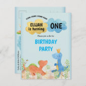 男の子の第1誕生会を演じているかわいい恐竜 インビテーションポストカード (正面/裏面)