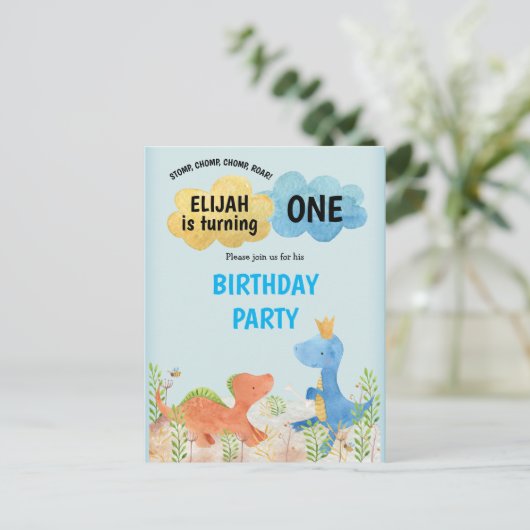 男の子の第1誕生会を演じているかわいい恐竜 インビテーションポストカード (スタンド正面)