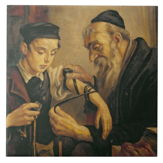 男の子の腕に聖句箱を結んでいるラビ タイル (正面)