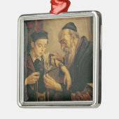 男の子の腕に聖句箱を結んでいるラビ メタルオーナメント (左)