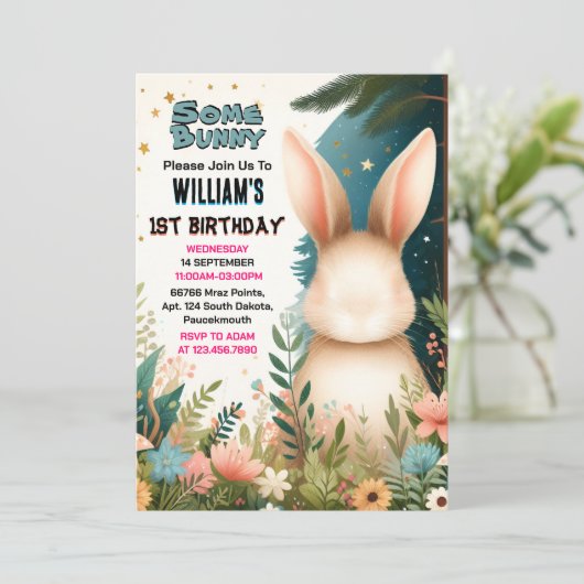 男の子の自然いくつかのバニーが1歳の誕生日を回している 招待状 (スタンド正面)