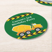 男の子の誕生日パーティカスタムーグリーントラックキッズ ラウンドペーパーコースター (アングル)