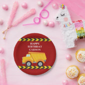 男の子の誕生日パーティカスタムーレッドダンプトラック ペーパープレート (パーティー)