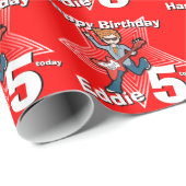 男の子の赤あなたの年齢と名前のロックスターラップを追加 ラッピングペーパー (ロールコーナー)