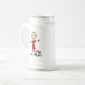 男の子の赤い均一サッカーの選手のTシャツおよびギフト ビールジョッキ (正面左)