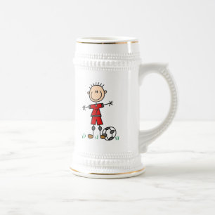 男の子の赤い均一サッカーの選手のTシャツおよびギフト ビールジョッキ