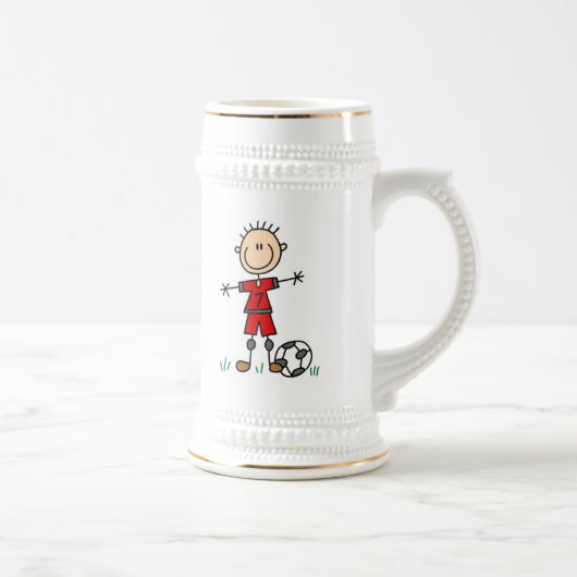 男の子の赤い均一サッカーの選手のTシャツおよびギフト ビールジョッキ (右)