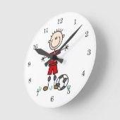 男の子の赤い均一サッカーの選手のTシャツおよびギフト ラウンド壁時計 (傾斜)