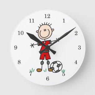 男の子の赤い均一サッカーの選手のTシャツおよびギフト ラウンド壁時計