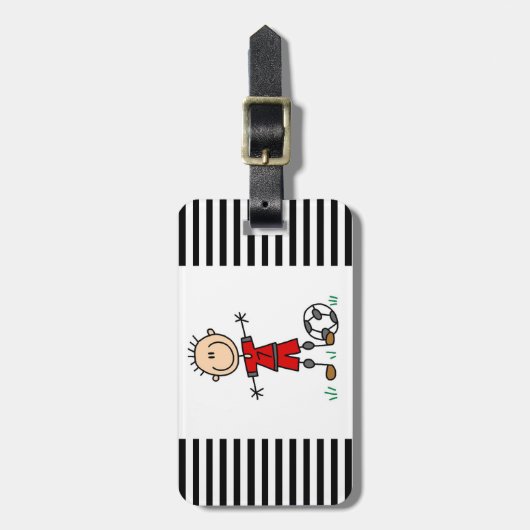 男の子の赤い均一サッカーの選手のTシャツおよびギフト ラゲッジタグ (正面縦)